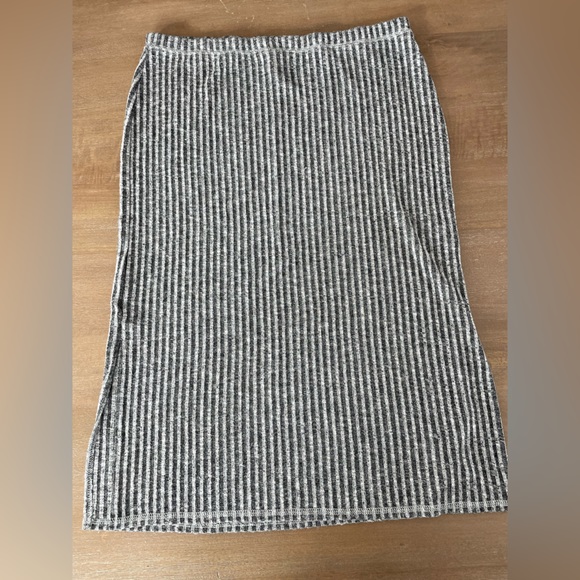 Kensie Dresses & Skirts - Kensie Striped Sweater Skirt in Grey Sz L